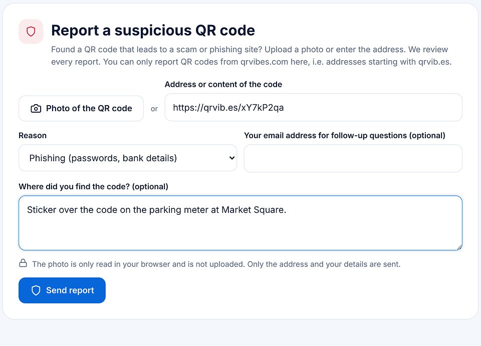Formulir laporan kode QR mencurigakan dengan alamat, alasan phishing, tempat ditemukan, dan tombol kirim.